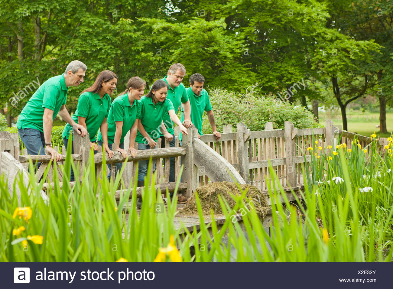 Peering Over Wall Stock Photos & Peering Over Wall Stock Images Alamy