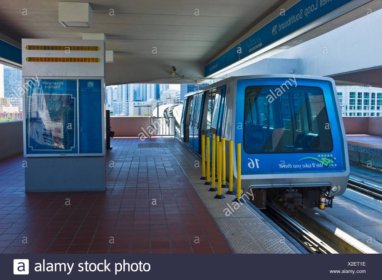 metromover-transport-system-downtown-miami-florida-usa-metromover-station-downtown-miami-florida-usa-metromover-is-a-X2ET1E.jpg