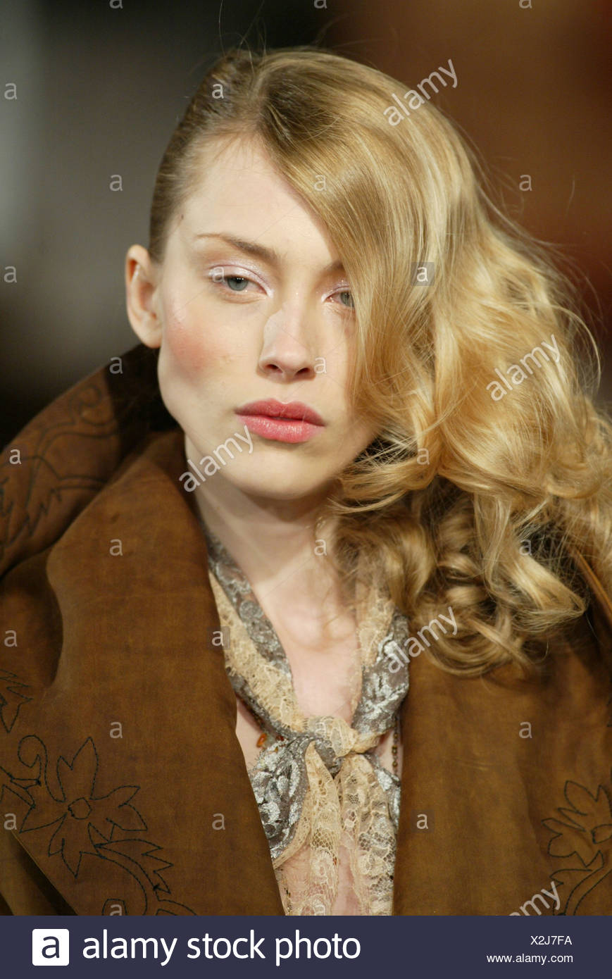 Raphael Lopez London Autumn Winter Model Curly Blonde Hair To One