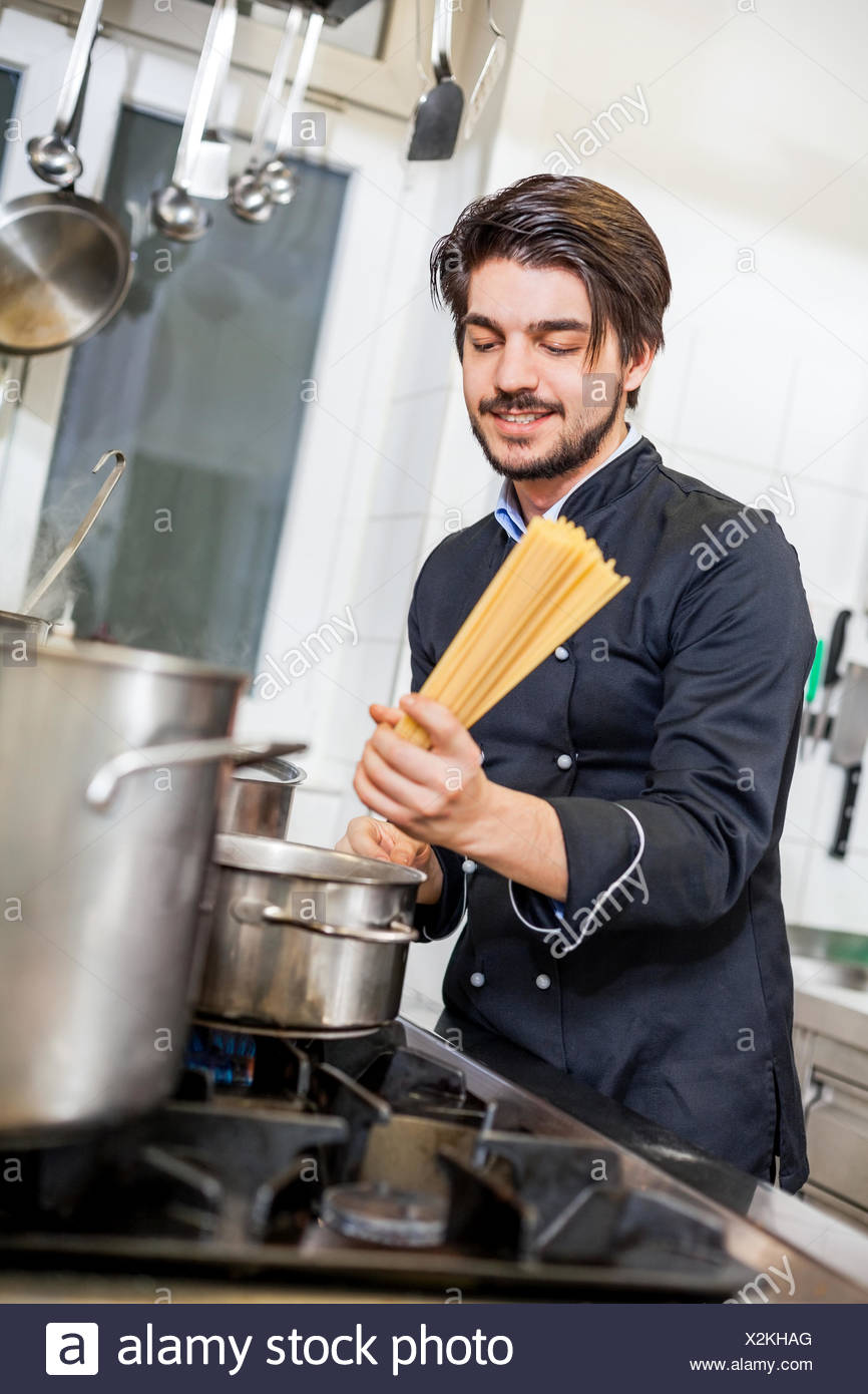 Junger Koch Bereitet Frische Italienische Pasta Spaghetti Am Herd In Der Restaurant Kuche Zu Stock Photo Alamy