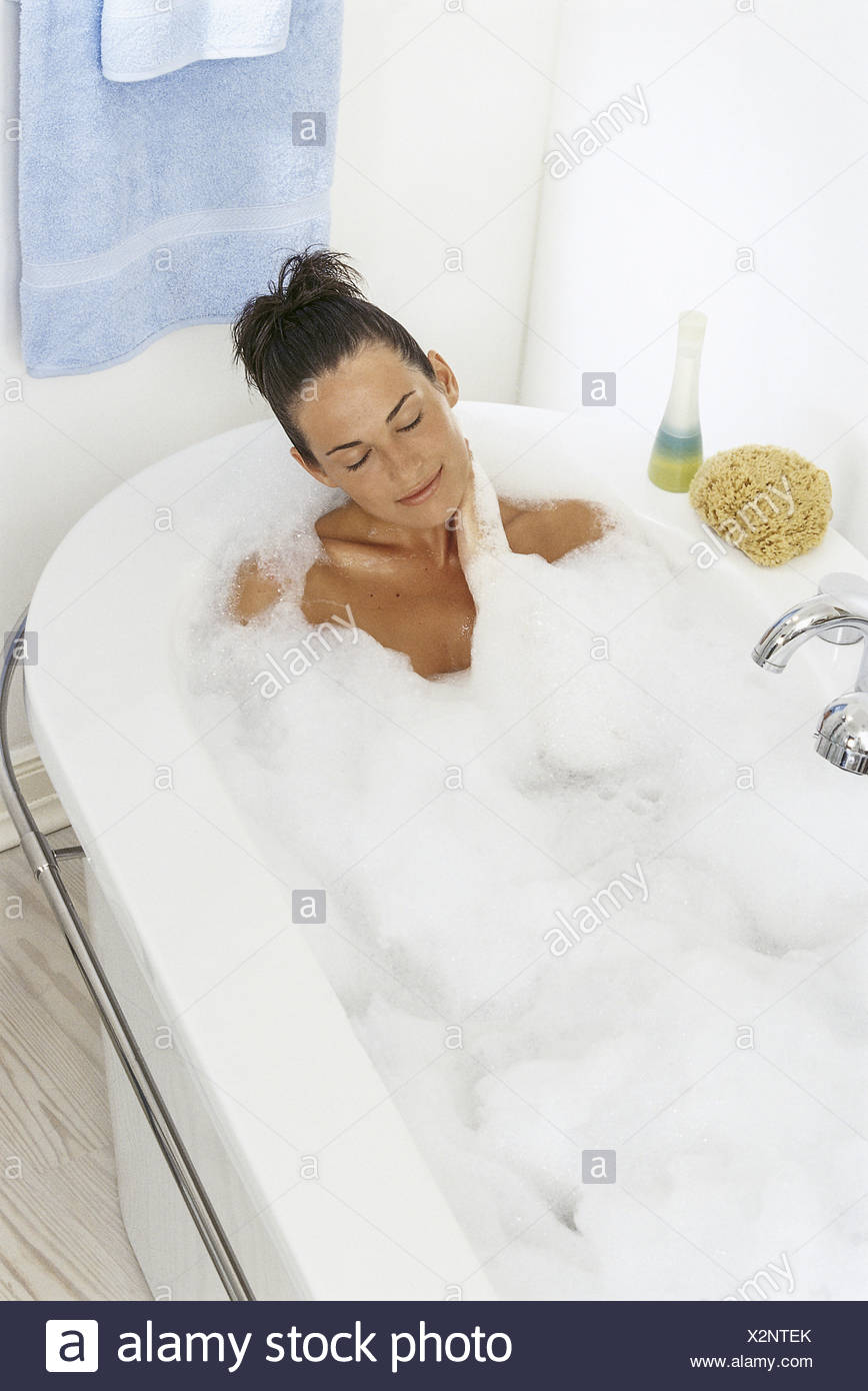 Frau Beim Baden In Badewanne Model Released Stock Photo Alamy