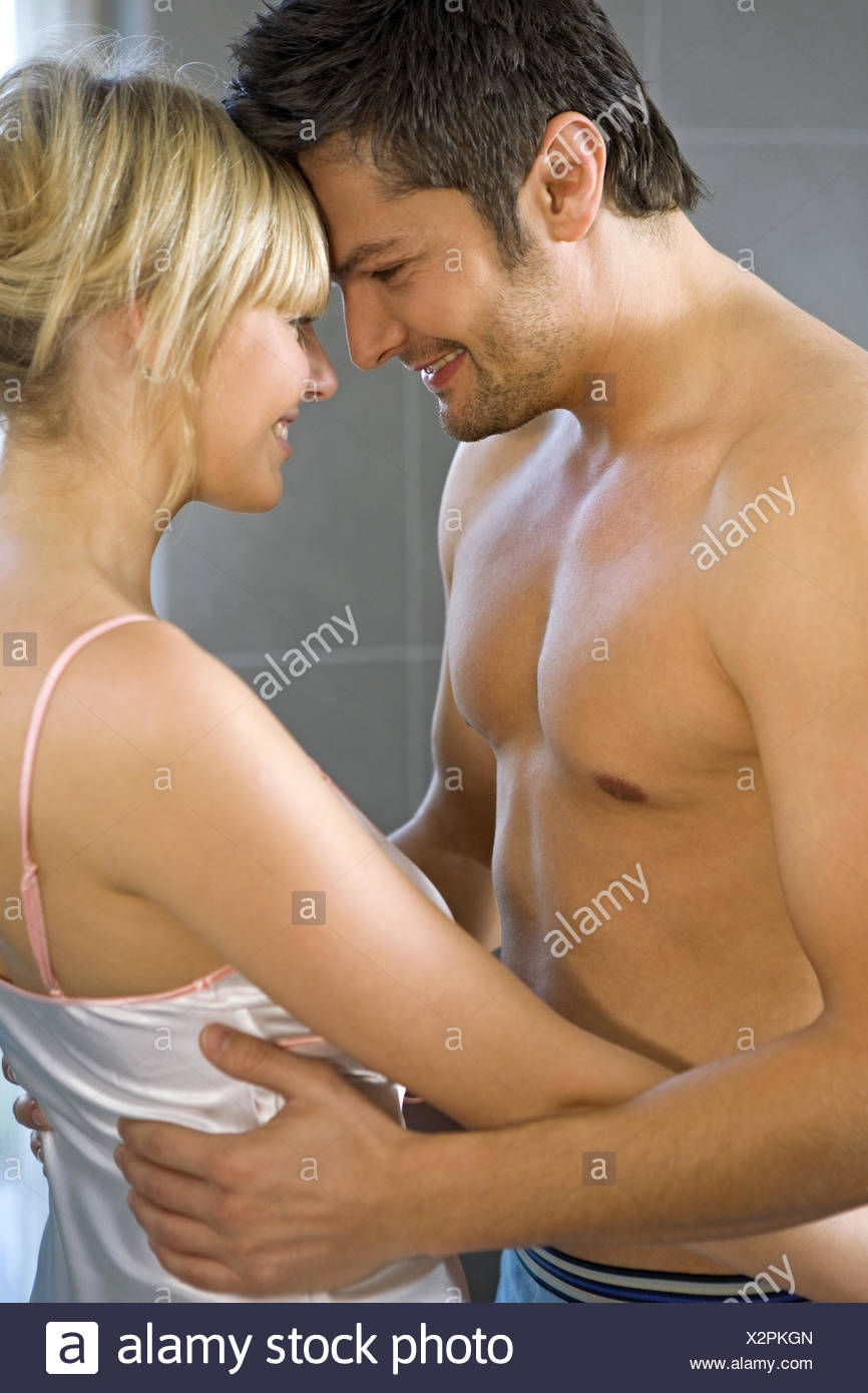 Badezimmer Modern Modernes Paar Jung Mann Oberkoerper Frei Frau Nachthemd Innen Zuhause Bad Hygiene Pflege Pfl Stock Photo Alamy