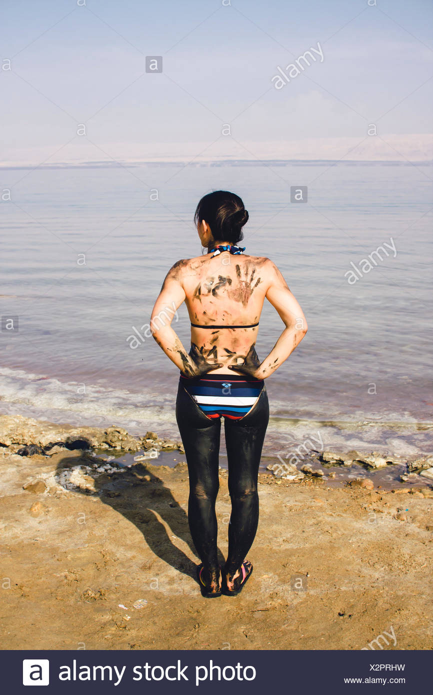 jordan-japanese-woman-with-dead-sea-mud-