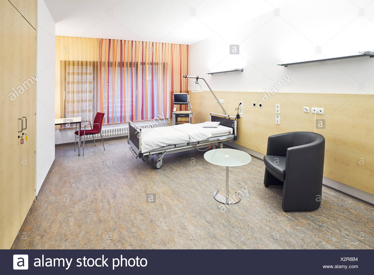 Leeres Zimmer Mit Bett Tisch Und Stuhl Im Krankenhaus Auf Der Privatstation Stock Photo Alamy