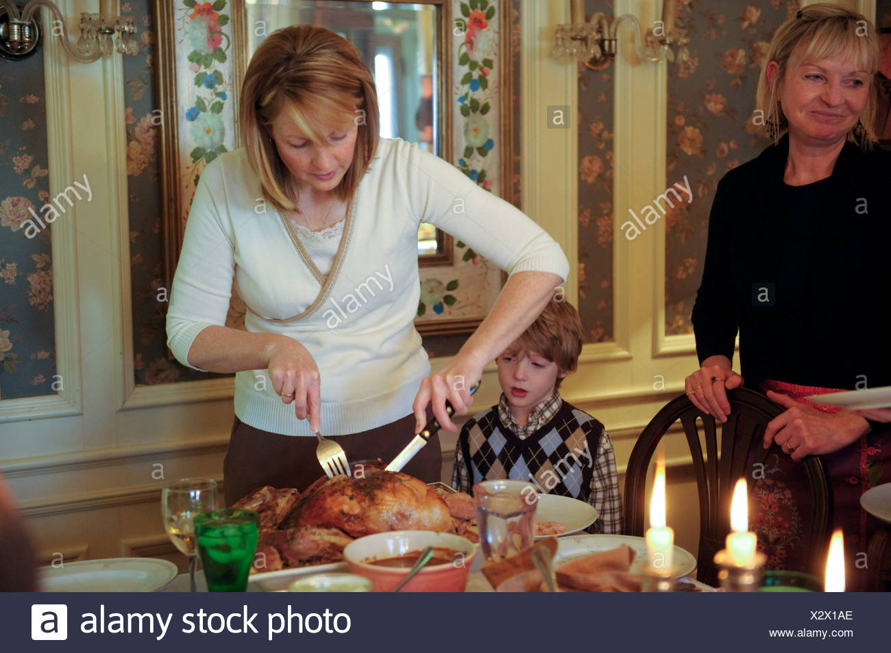 A Woman Carves A Turkey For Thanksgiving At Her House In Lincoln Ne Stock Photo Alamy