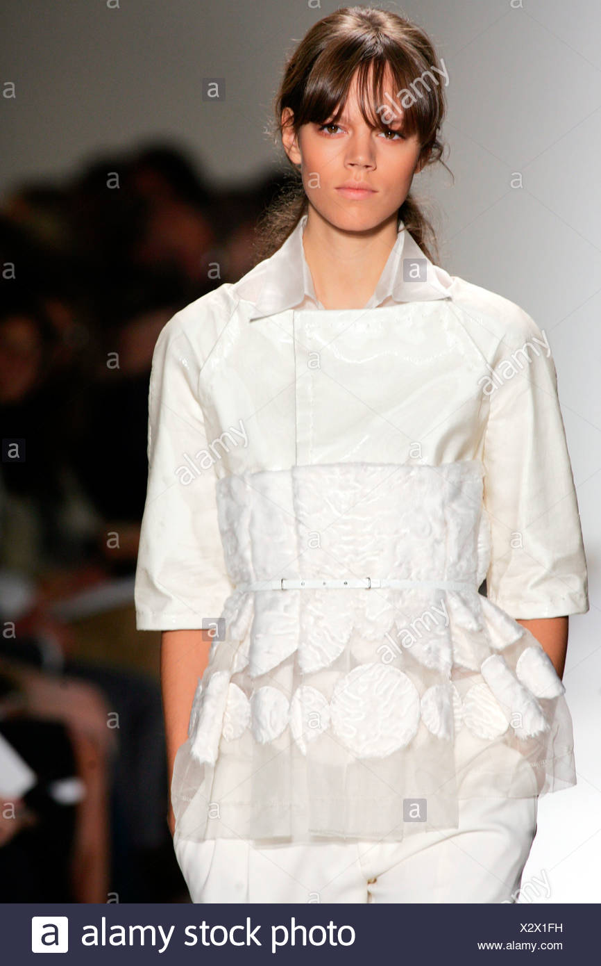 J Mendel New York Ready To Wear Spring Summer Model Freja Beha