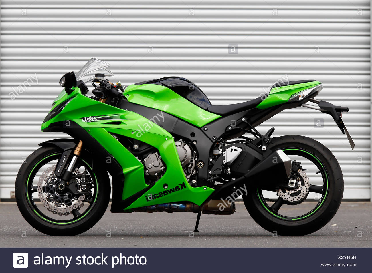 200 HP motorcycle, Kawasaki Ninja, green, side standard, right side Stock  Photo - Alamy