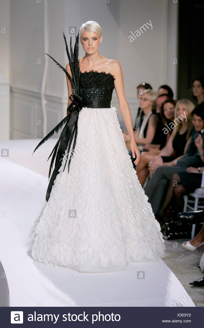 Oscar de la renta black and white gown Clearance