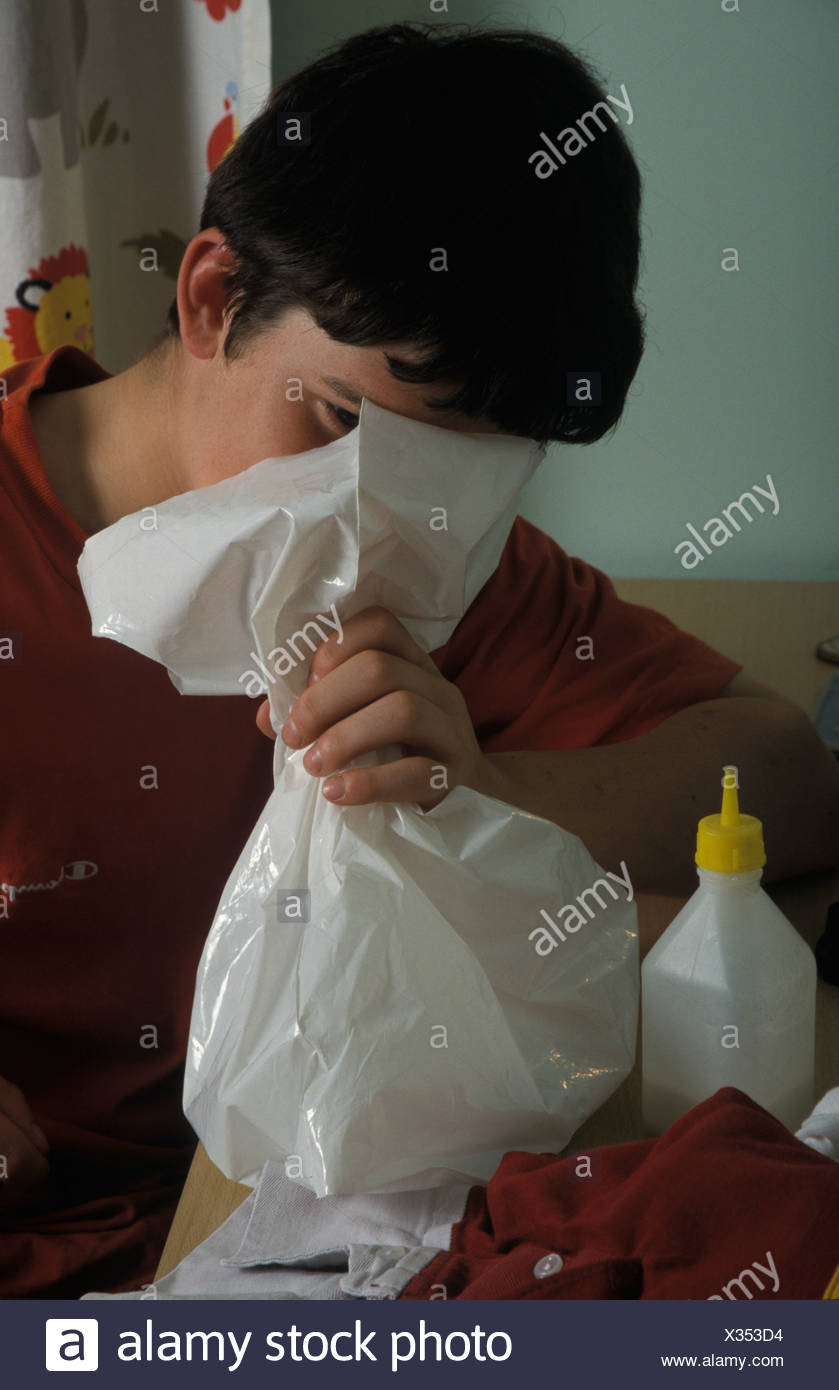 Page 2 Glue Sniffing High Resolution Stock Photography and Images Alamy