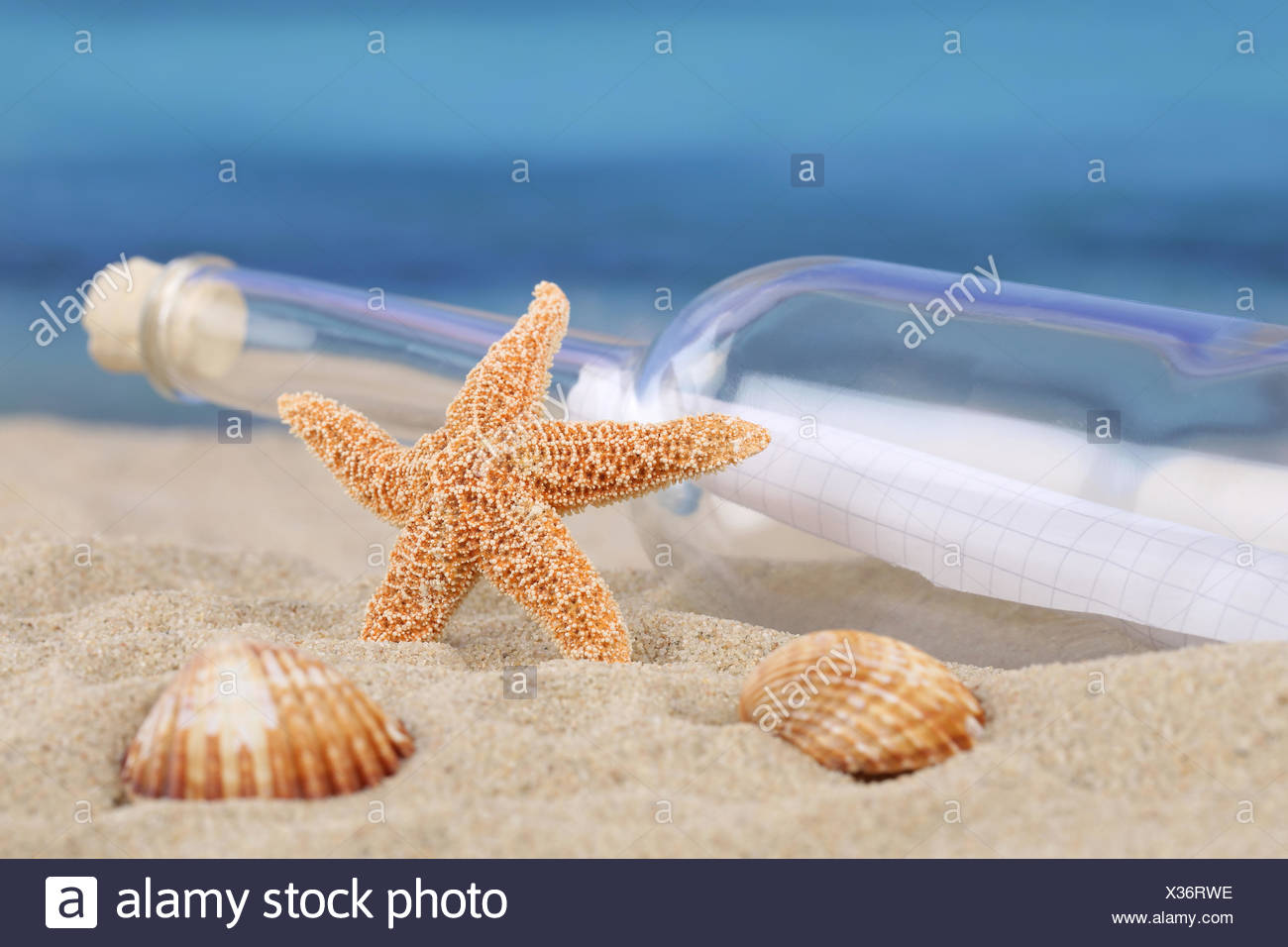 Strand Szene Im Sommer Meer Urlaub Mit Nachricht In Flaschenpost