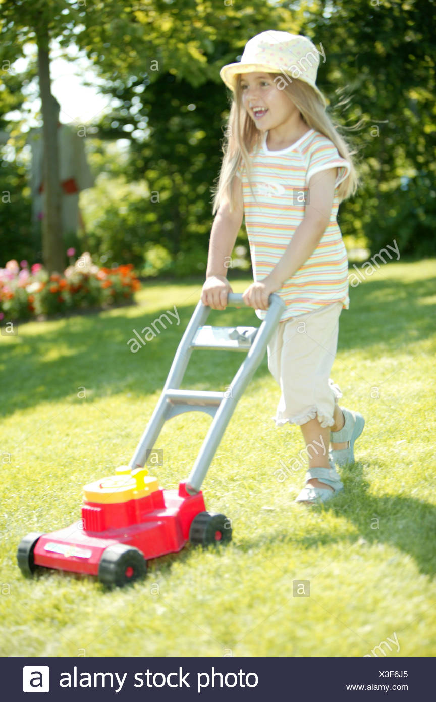 Garten Kind Maedchen Garten Rasen Rasenmaeher Kind Kindheit