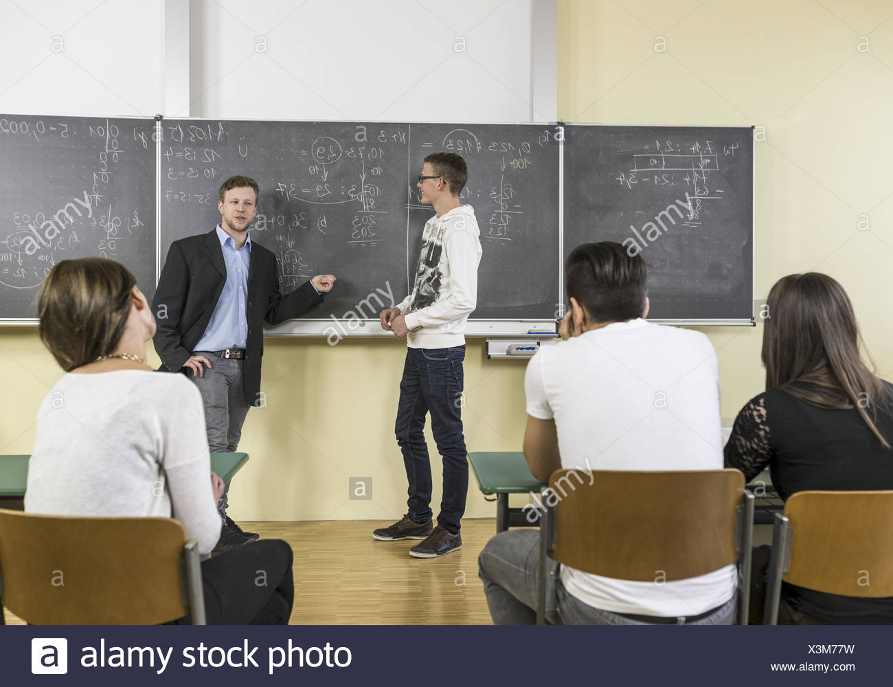 Schueler Und Lehrer In Klassenzimmer Model Released Stock Photo Alamy