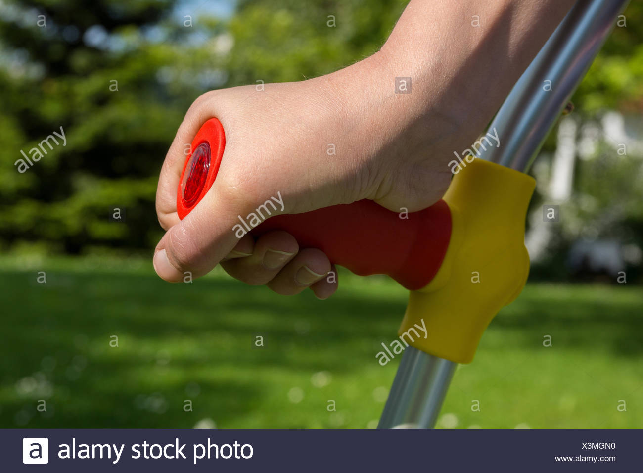 Kind mit Krücke, Detailaufnahme der Hand Stock Photo