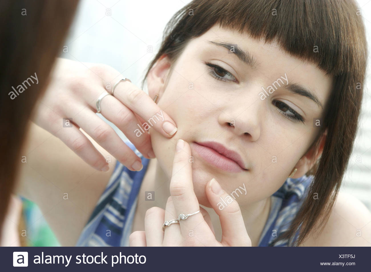 13 16 Jahre Akne Behandlung Detail Erwachsene Finger Gesicht Gesichtsausdruck Gesichtshaut Gesichtspflege Haut Hautpf Stock Photo Alamy