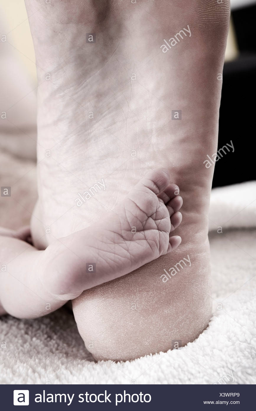 newborn baby foot size
