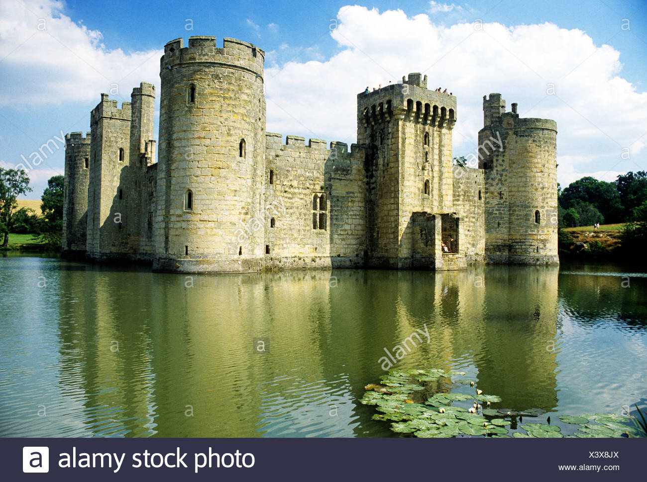 Bodiam Castle And Moat Sussex England Uk English Medieval Castles Moats Moated Tower Towers Stock Photo Alamy Bodiam Castle And Moat Sussex England Uk English Medieval Castles Moats Moated Tower Towers Stock Photo Alamy