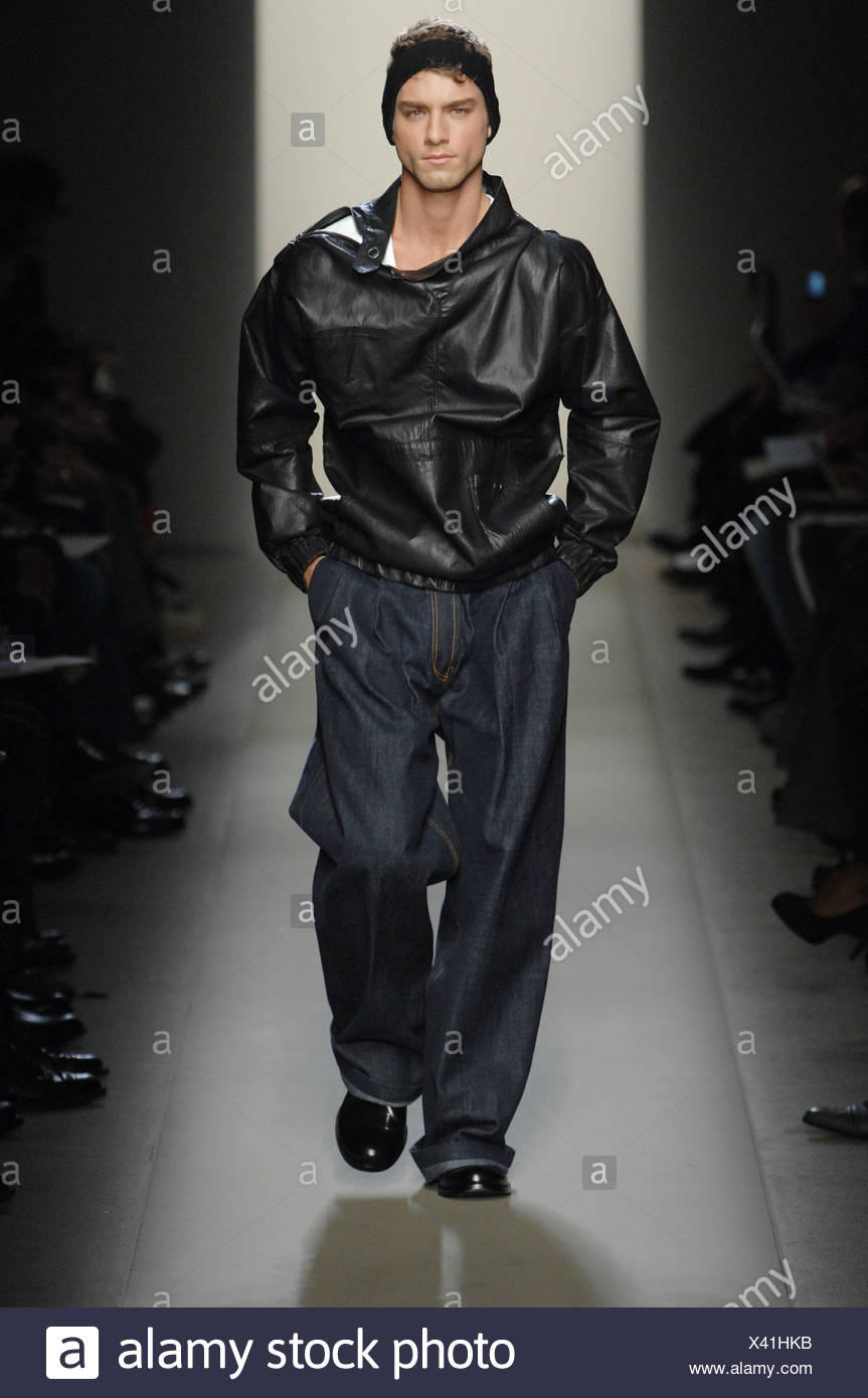 Black Baggy Jeans High Resolution Stock Photography And Images Alamy Black Baggy Jeans High Resolution Stock Photography And Images Alamy
