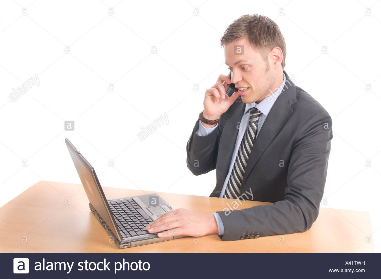 Student Arbeitet An Laptop Pc In Der Schule Mehr Frauen Und Manner Im Hintergrund Lizenzfreie Fotos Bilder Und Stock Fotografie Image 55421215
