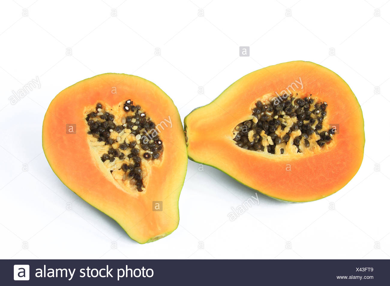 Reife Papaya Frucht Carica Papaya Halbiert Und Freigestellt Vor Weissem Hintergrund Stock Photo Alamy