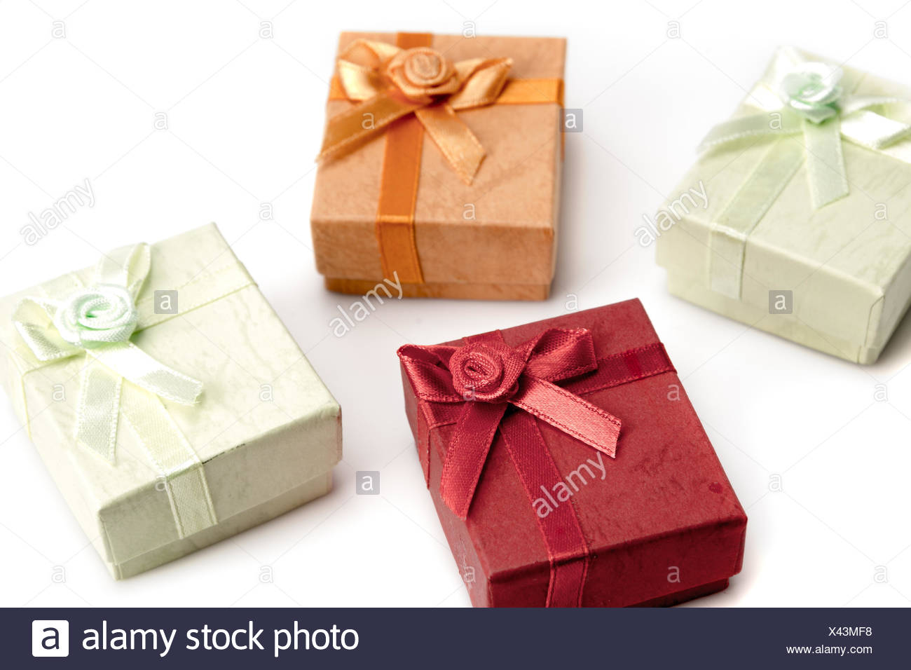 how to decorate a gift box with ribbon