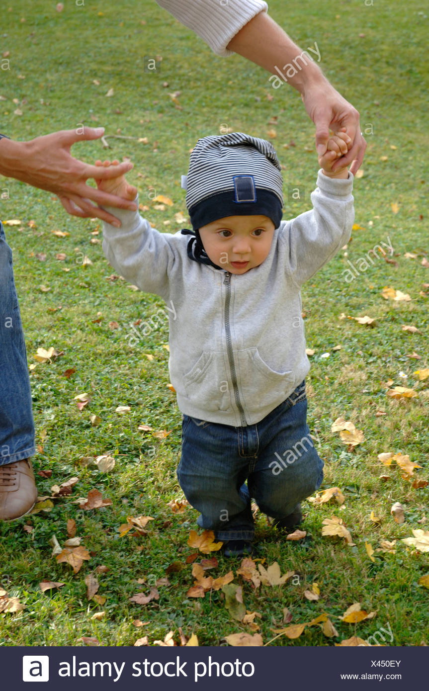 when do baby boys walk