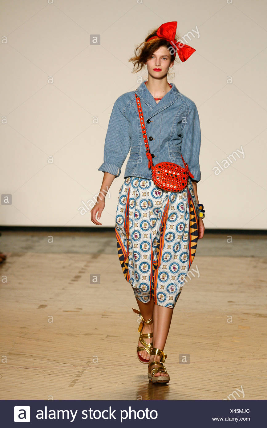 coloured cropped trousers