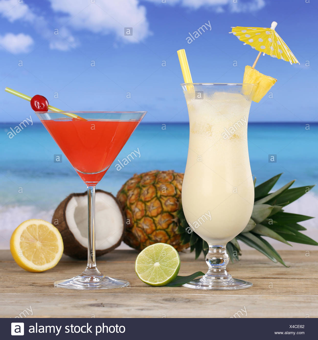 Cocktails und Alkohol Getränke am Strand und Meer Stock Photo