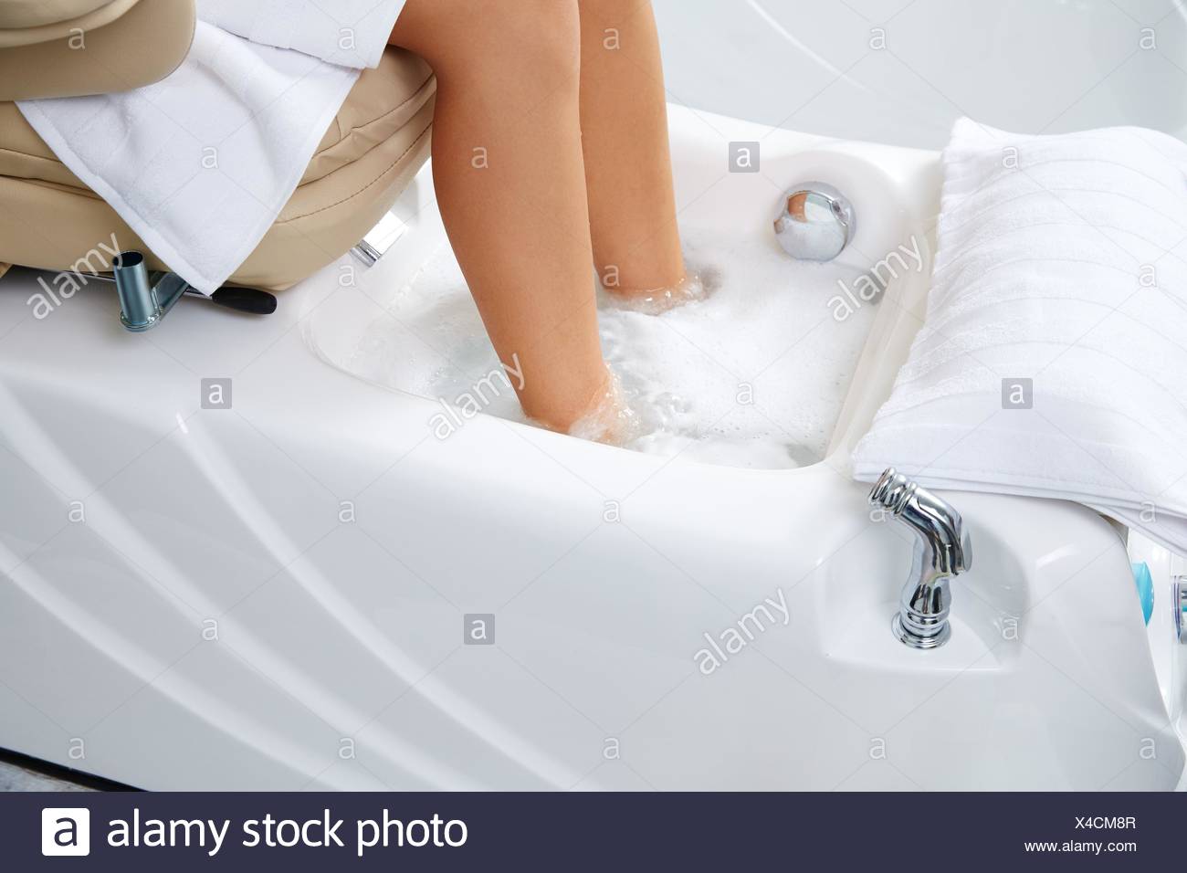 Woman Bubble Bath High Resolution Stock Photography and Images Alamy
