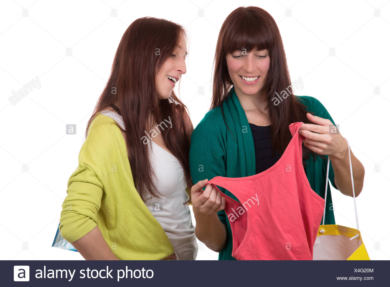 Zwei Junge Frauen Beim Einkaufen Von Kleidung Oder Klamotten Mit Einkaufstaschen Stock Photo Alamy