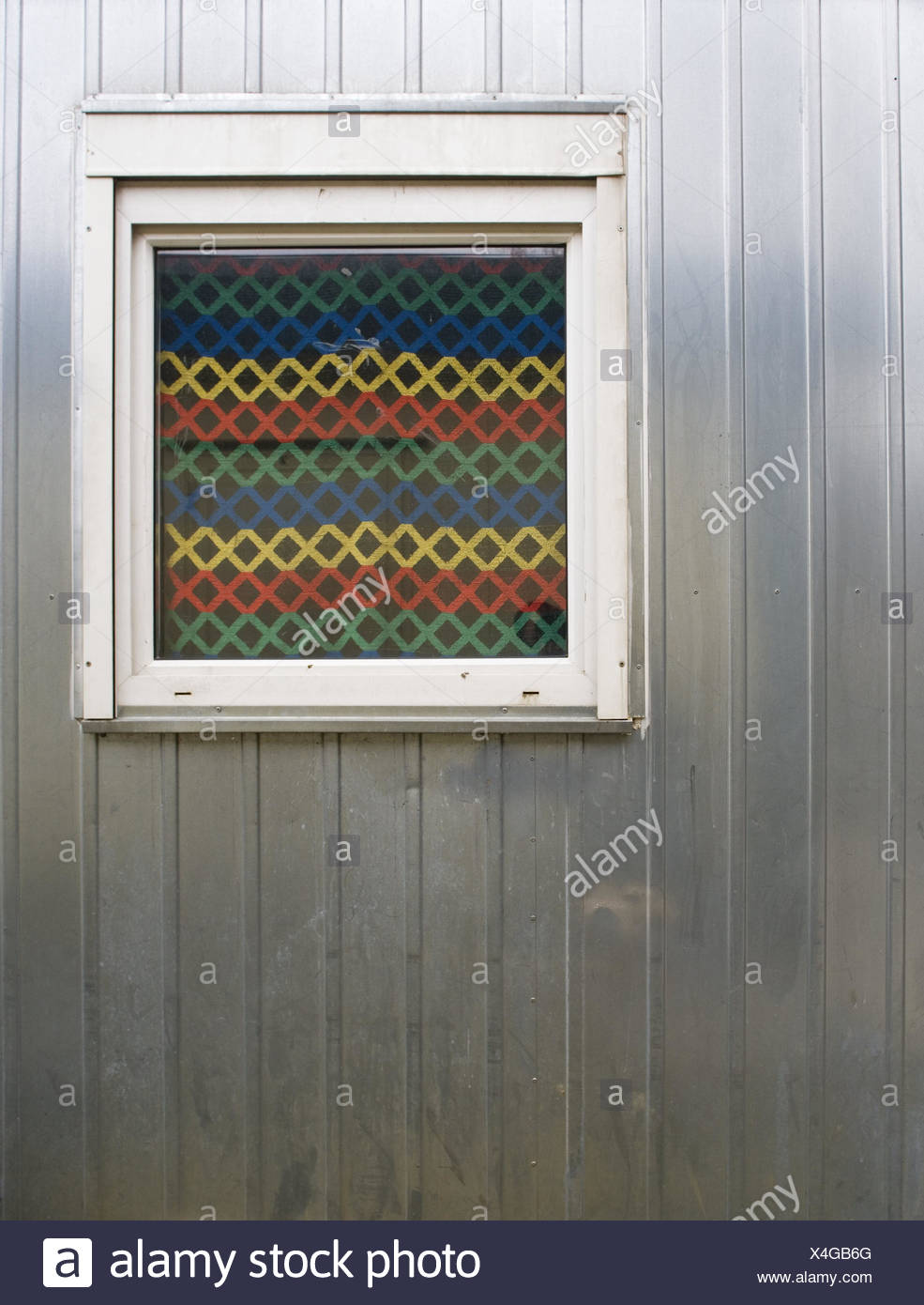 Ac odation container detail window emergency shelter ac odationcontainerdetailwindowemergency shelterresidential containeroffice containercontainermen at work containerfacademetaltintread tingalvanisedtin wallwindow panescurtainview protectionsamplebrightlycolourfullymetal walltin walldrearynobodyoutside X4GB6G