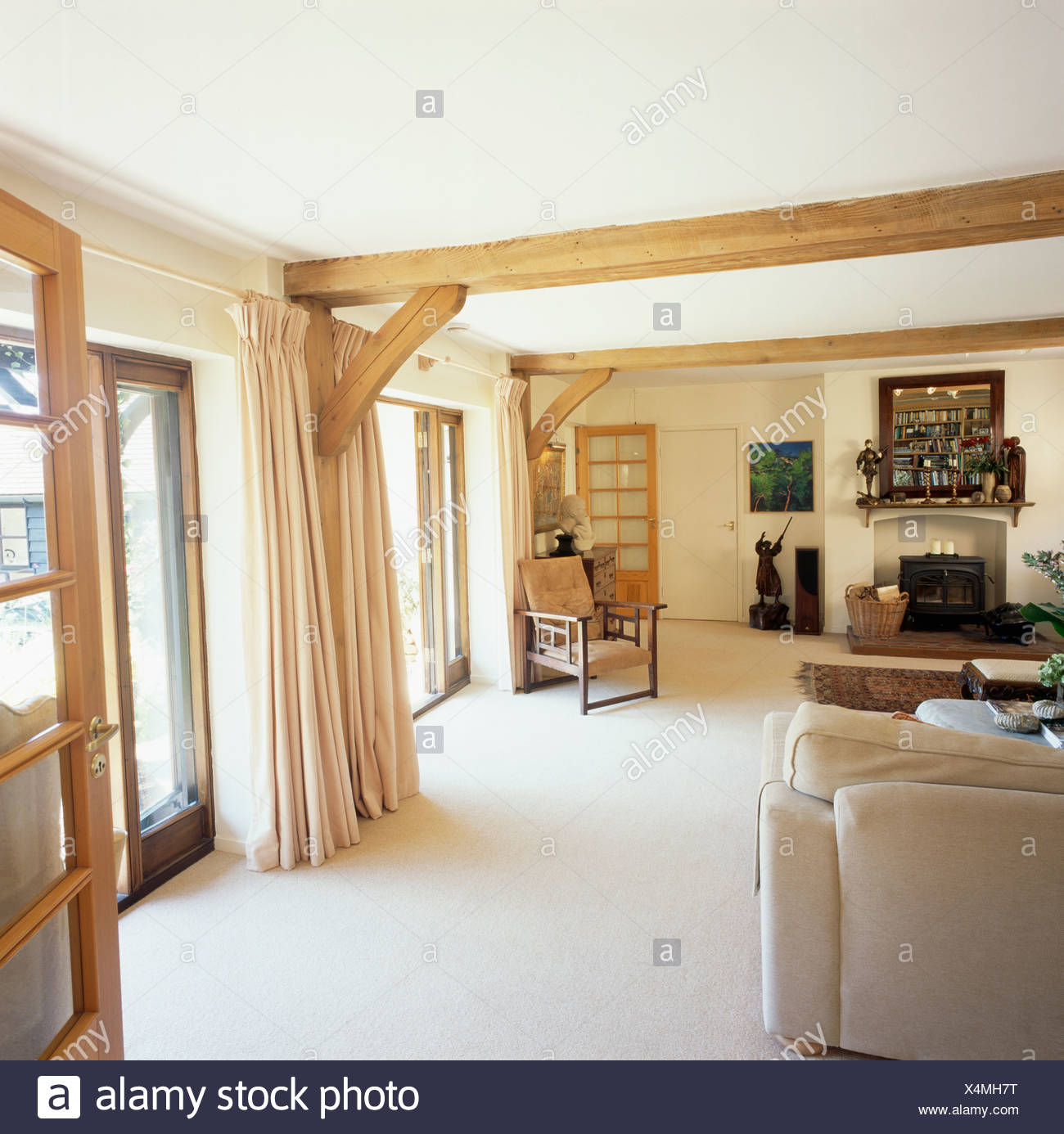 Featured image of post Holzbalken Wohnzimmer Modern : Design ist die suche zu machen, die machen das haus, damit es modern wirkt.