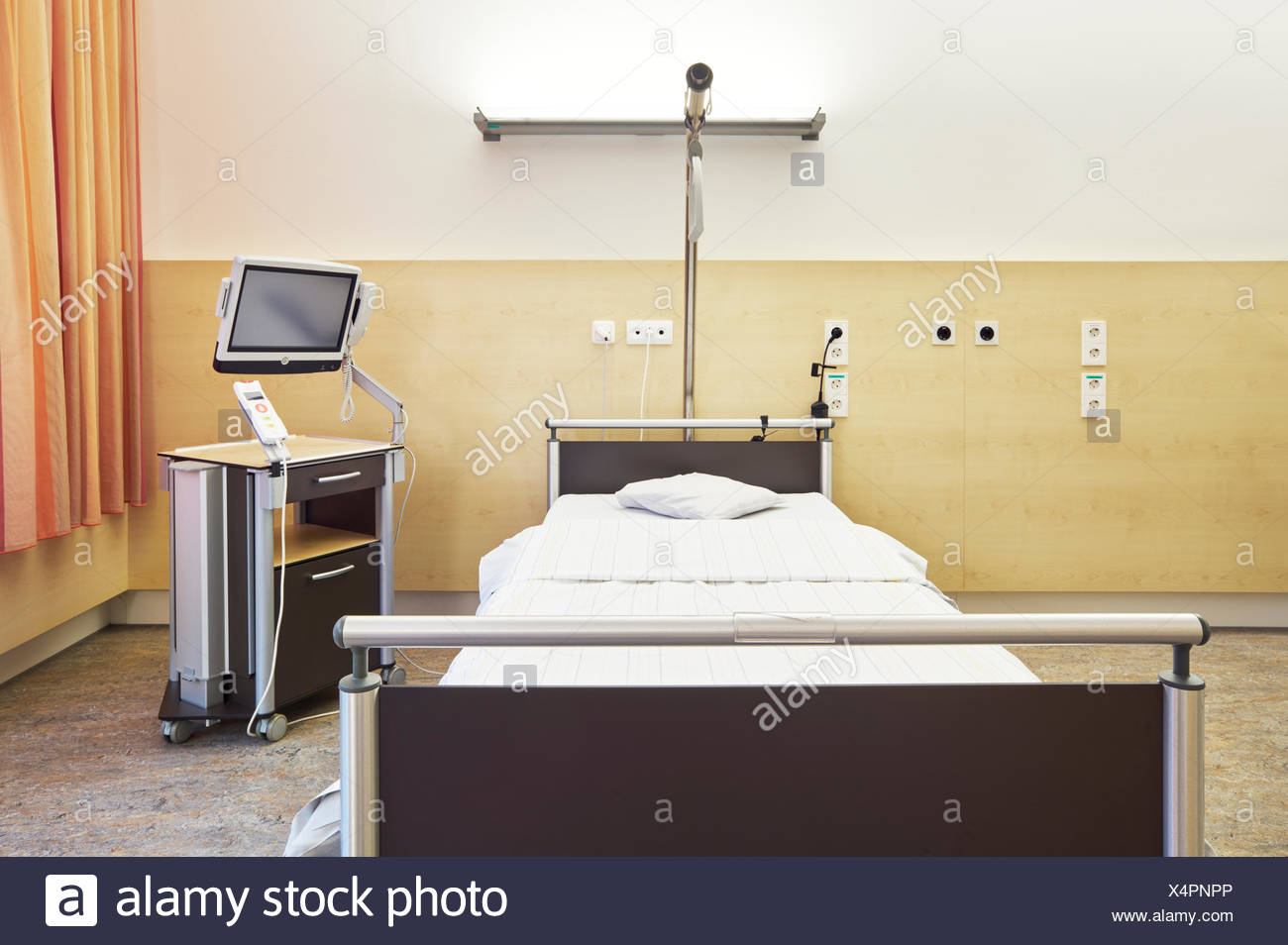 Leeres Zimmer Mit Bett Tisch Und Stuhl Im Krankenhaus Auf Der Privatstation Stock Photo Alamy