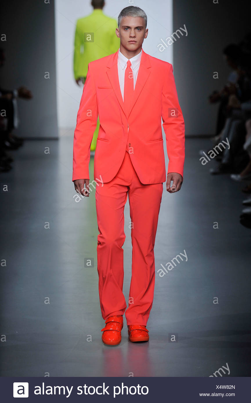 Calvin Klein Milan Ready to Wear Spring Summer Model wearing a bright  salmon pink suit matching tie, white shirt and bright red Stock Photo -  Alamy