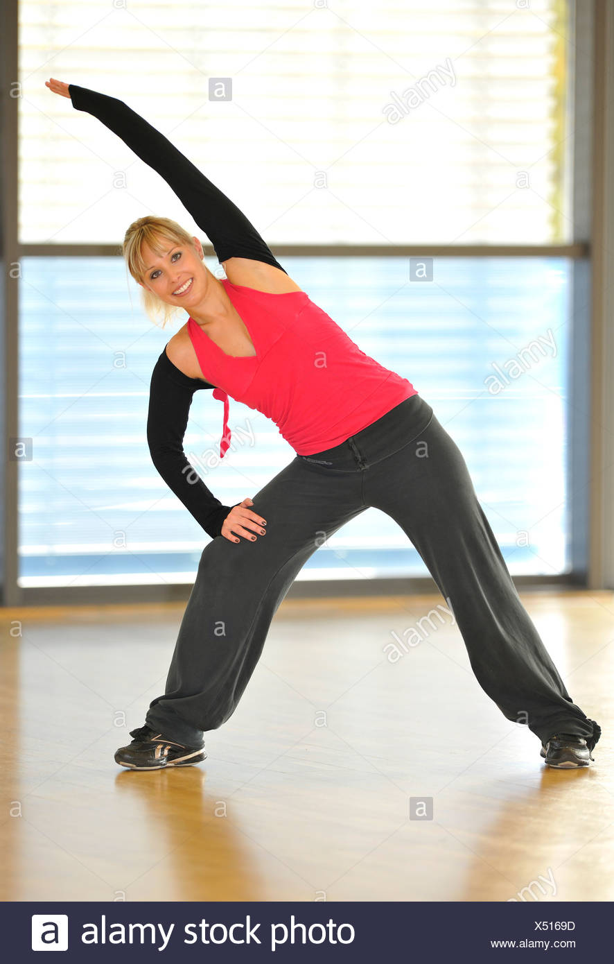 Young Woman Stretching Warming Up Exercises Haus Des Sports