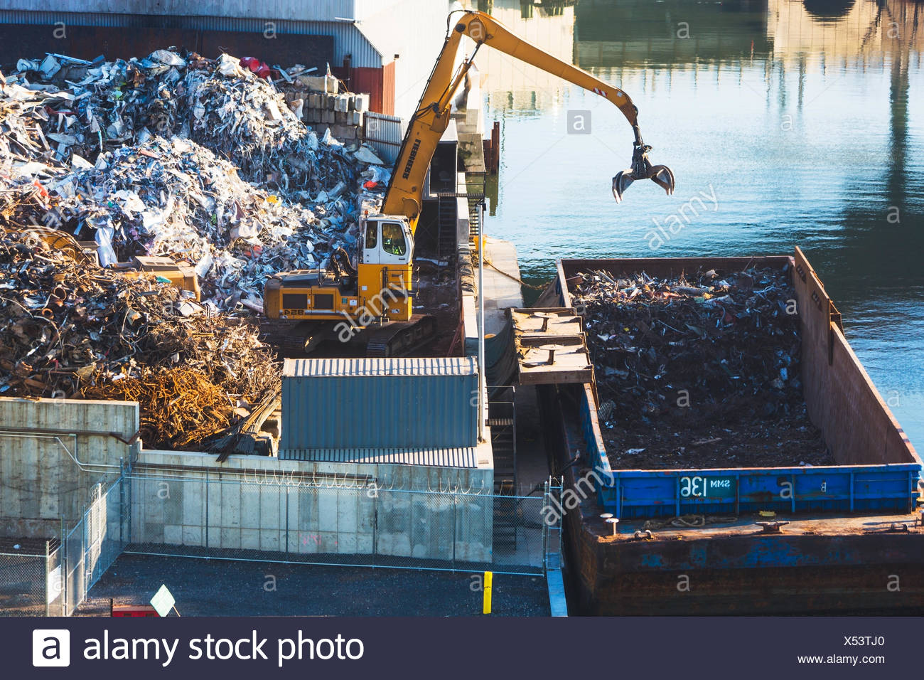 Garbage Barge Stock Photos & Garbage Barge Stock Images Alamy