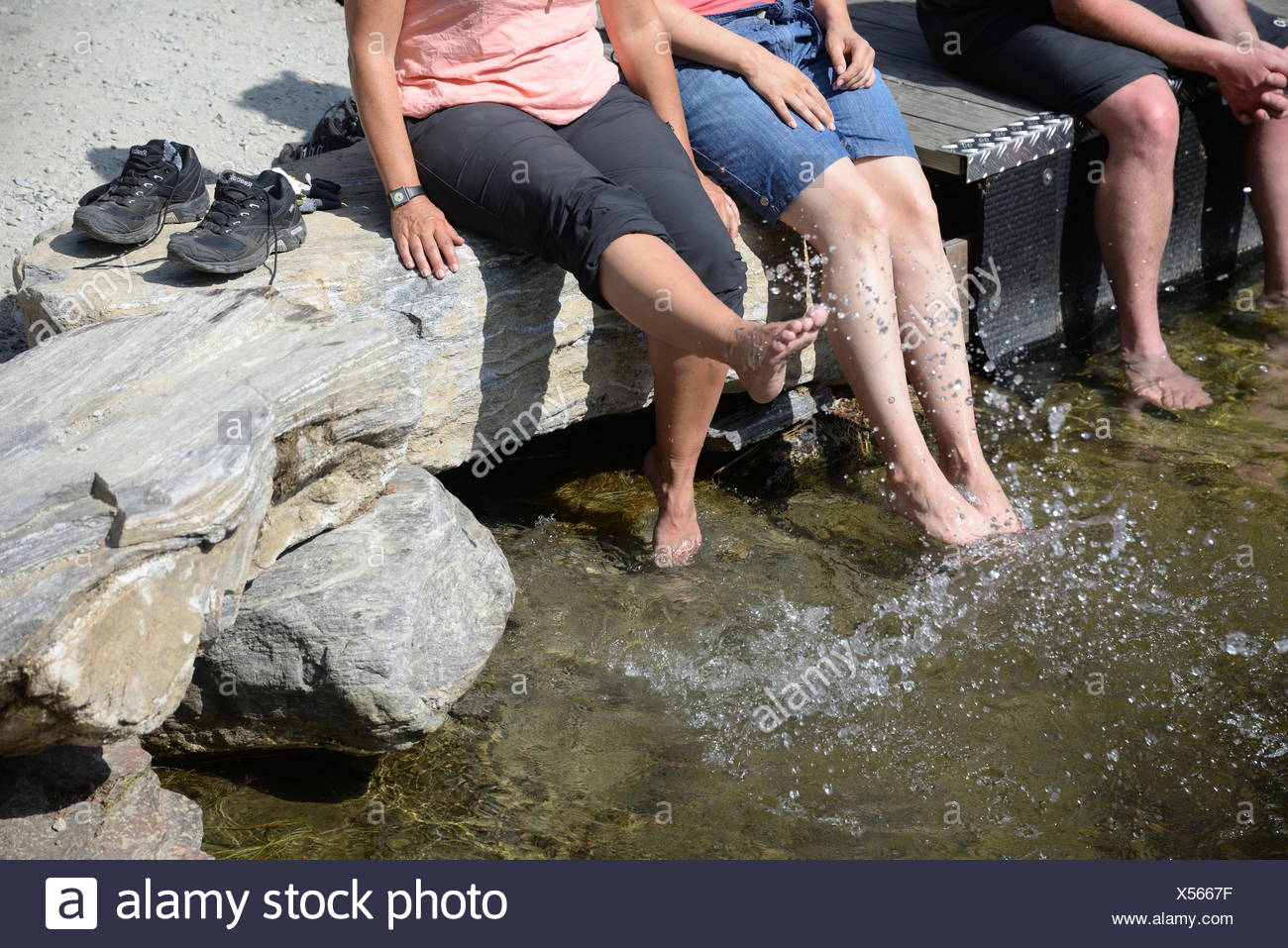 Fusse Beine Baumeln Wasser Spritzen Bewegen Bewegung Frau