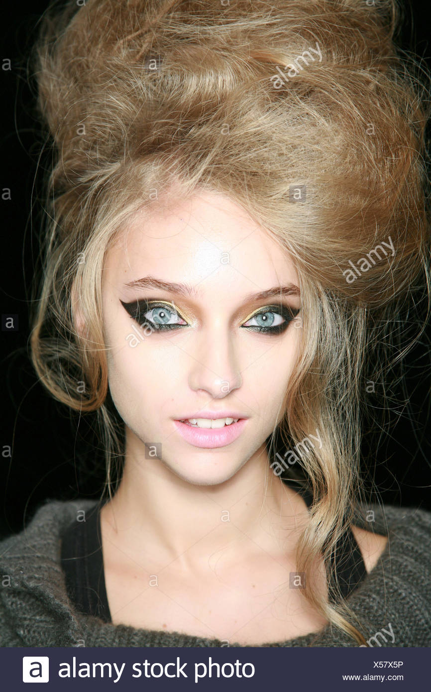 Dsquared Milan Backstage Spring Summer Blonde Model Backcombed