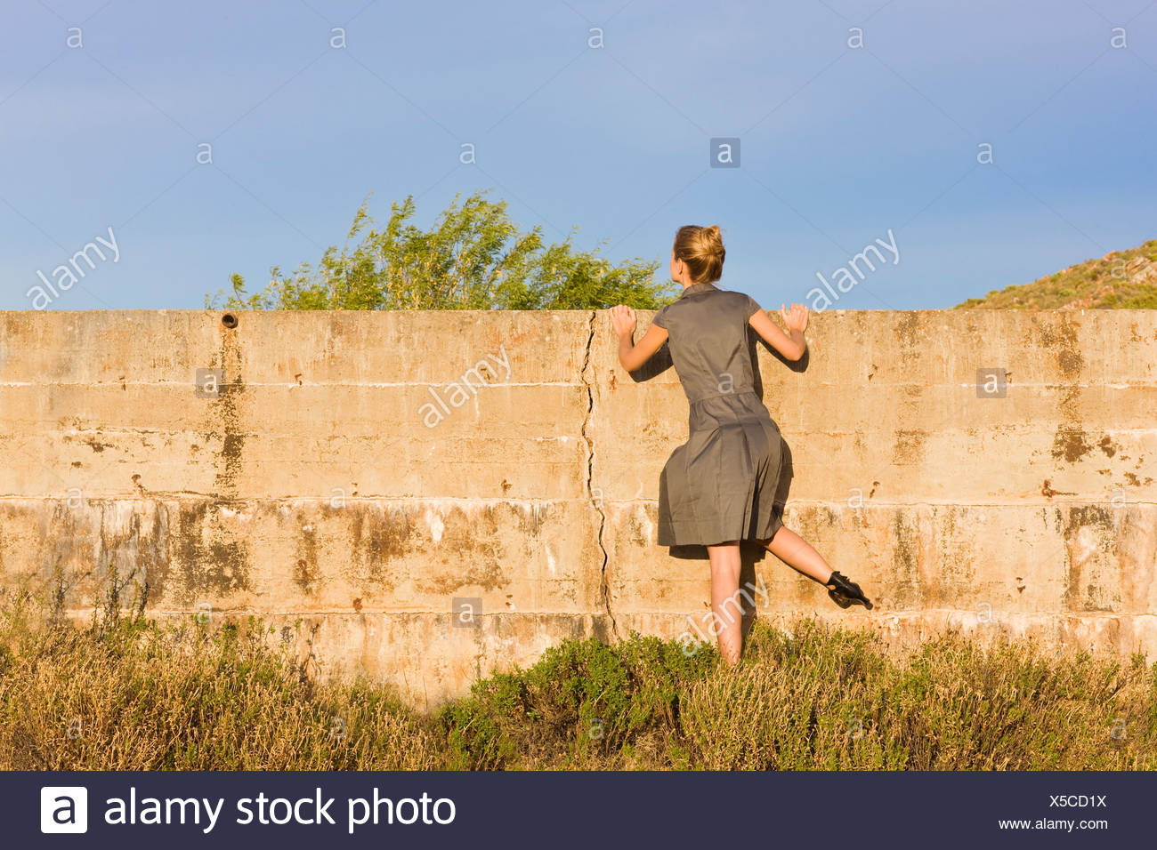 People Looking Over Wall Stock Photos & People Looking Over Wall Stock