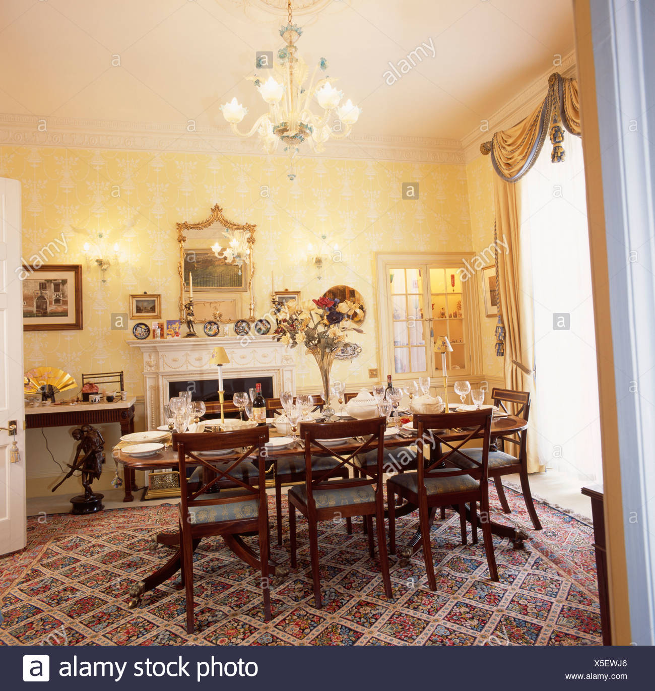 pale yellow dining room