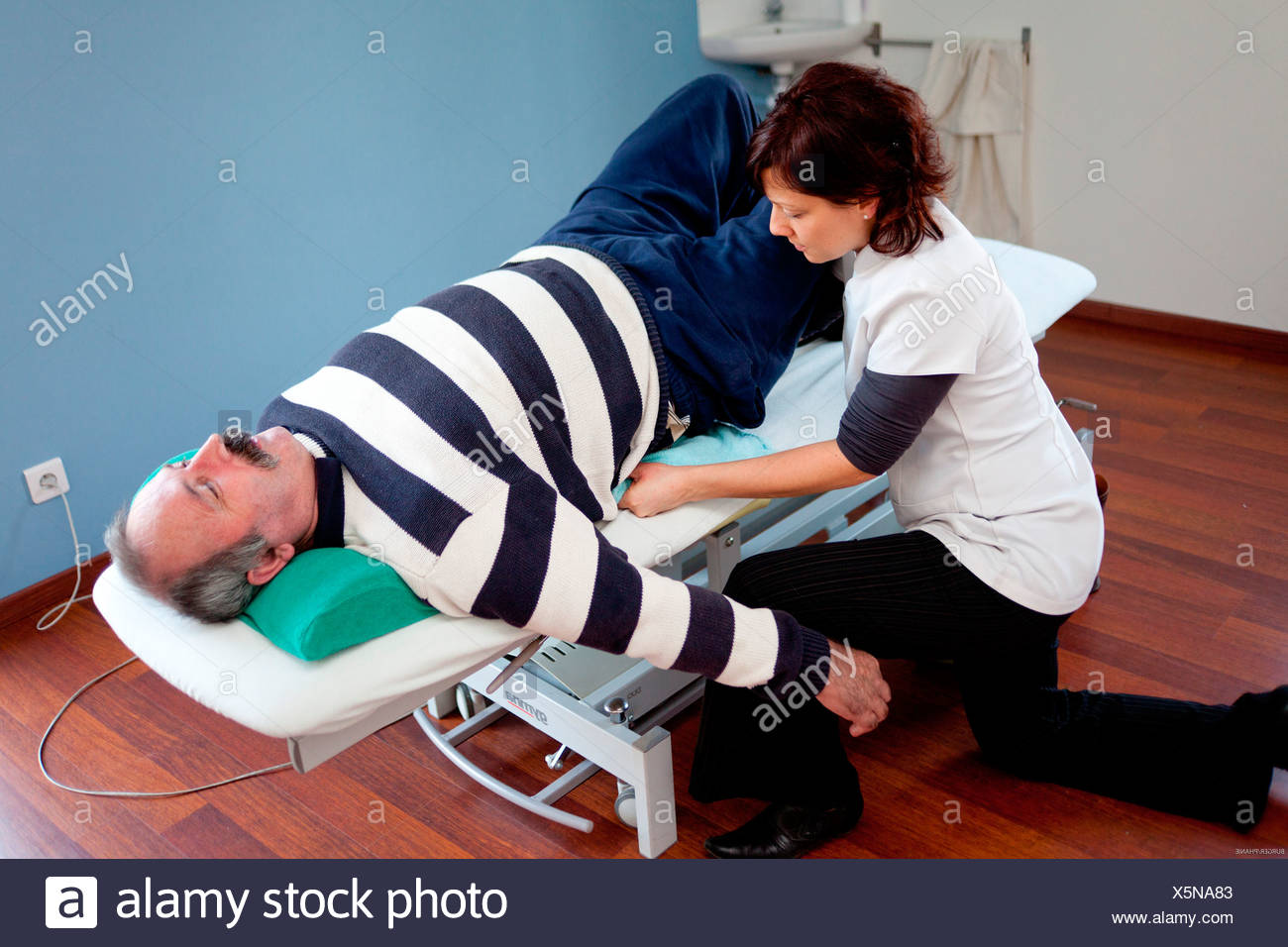 Kinesiotherapist High Resolution Stock Photography and Images Alamy