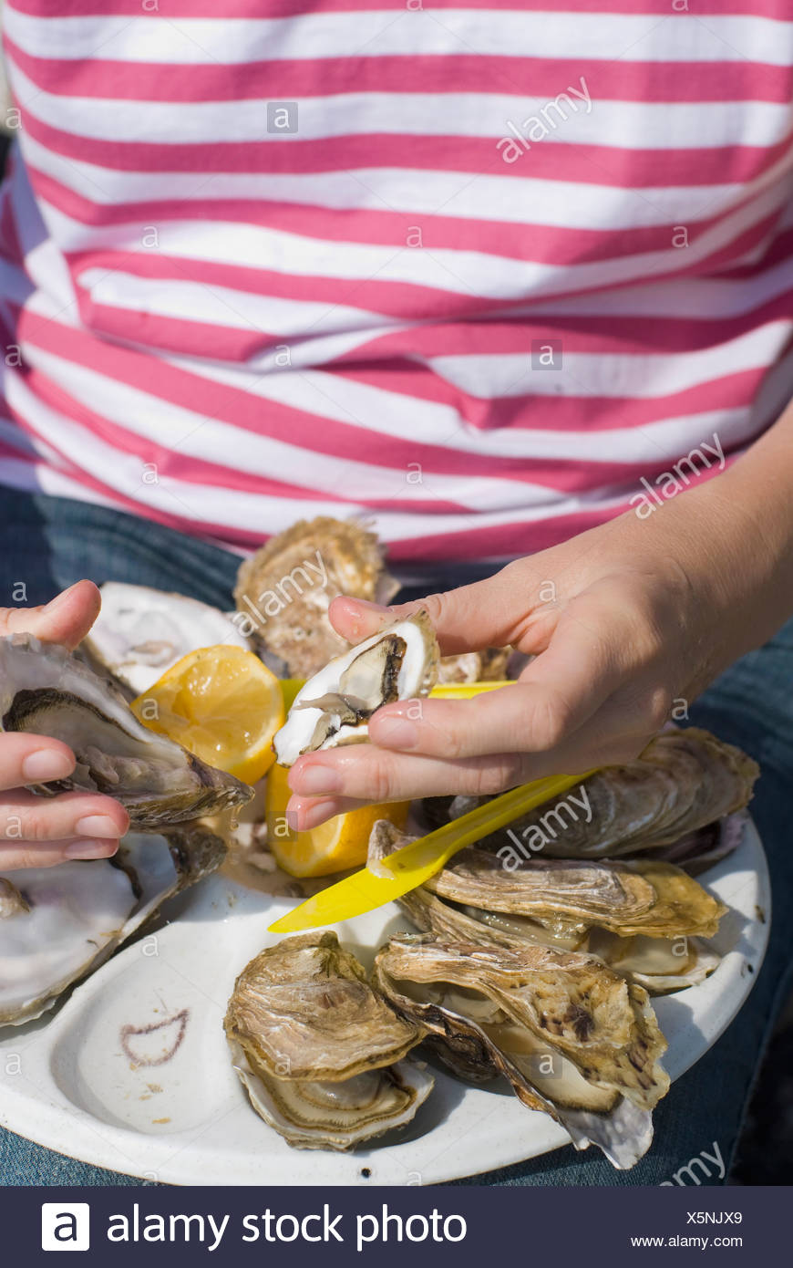 Woman Eating Oysters Stock Photos & Woman Eating Oysters Stock Images Alamy