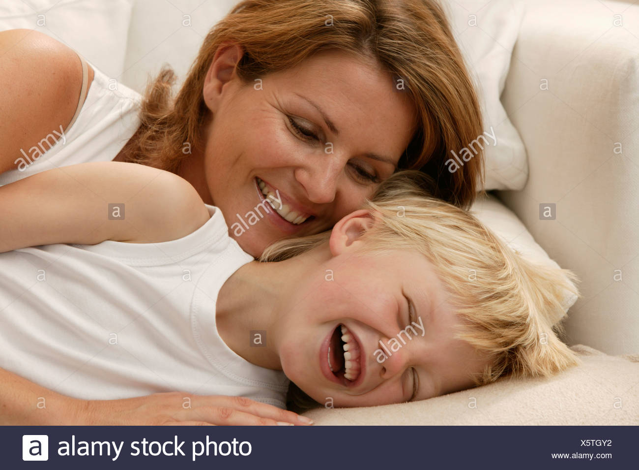 Rote Couch High Resolution Stock Photography And Images Alamy