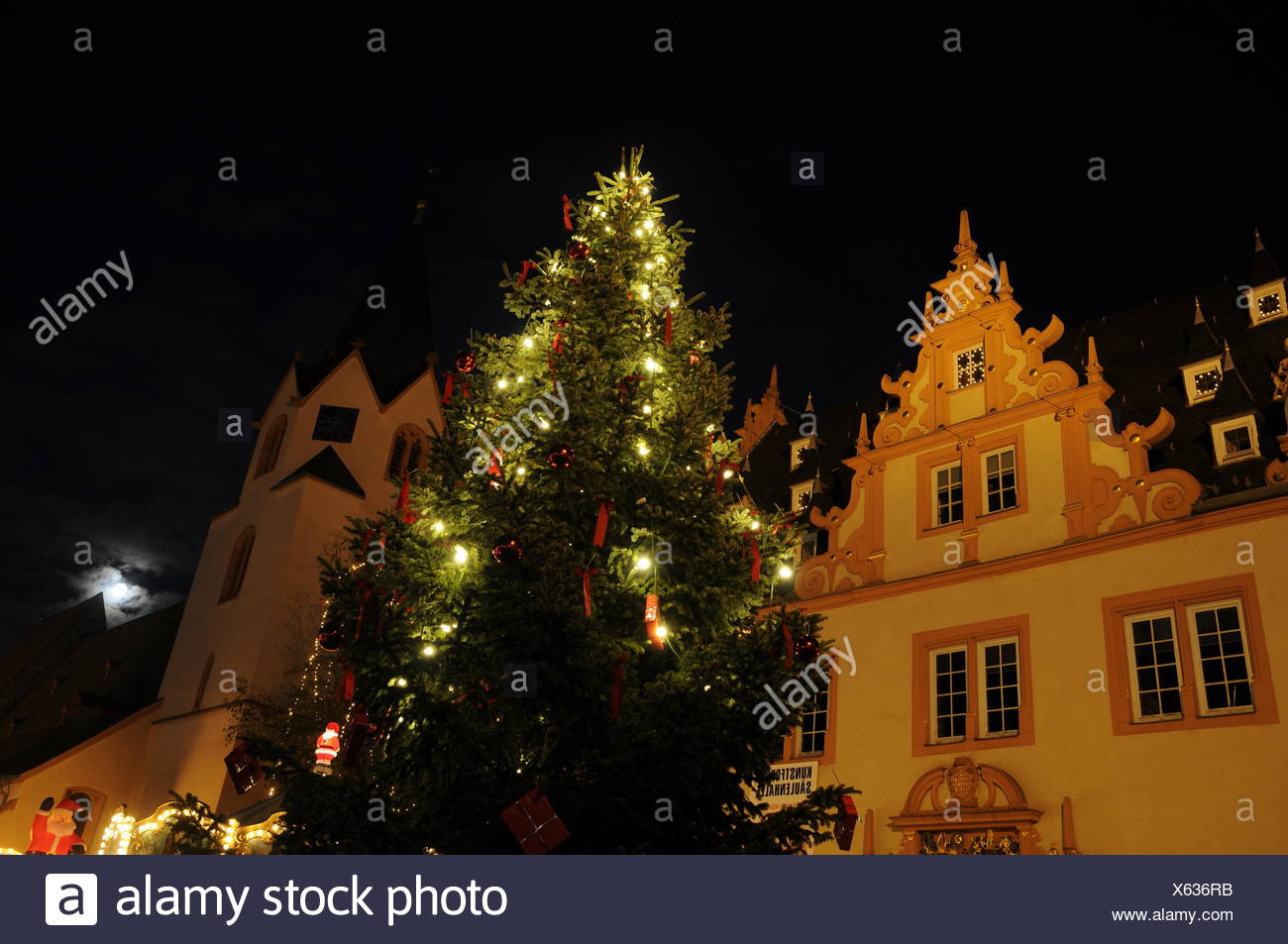 Weihnachten Gross Umstadt Odenwald Markt Hessen Weihnachtsbaum Christbaum Rathaus Marktplatz Deutschland Weihnachtsbeleuchtung Beleuchtung Deko Winter Advent Stock Photo Alamy