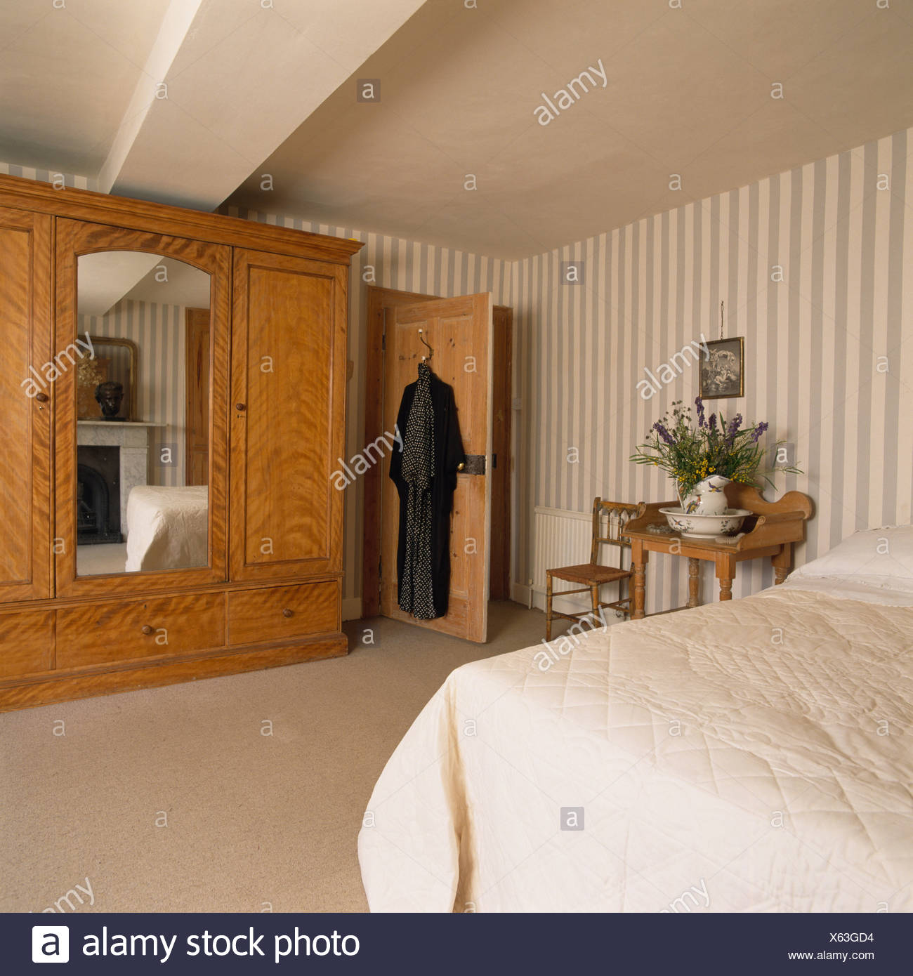 Large Traditional Wardrobe With Mirrored Door In Cream