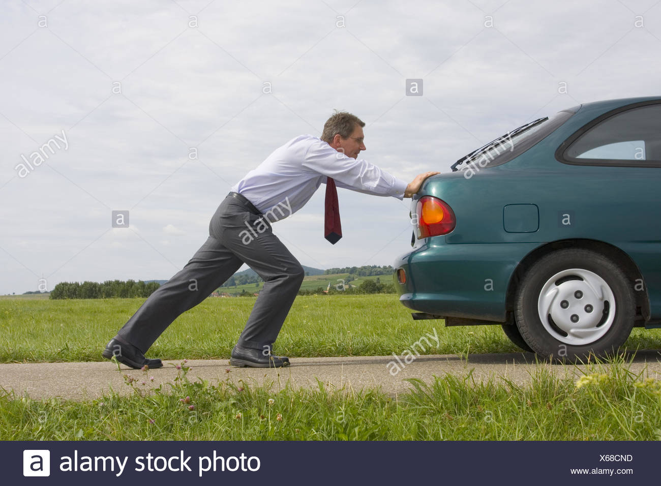 Pushing A Car High Resolution Stock Photography and Images Alamy