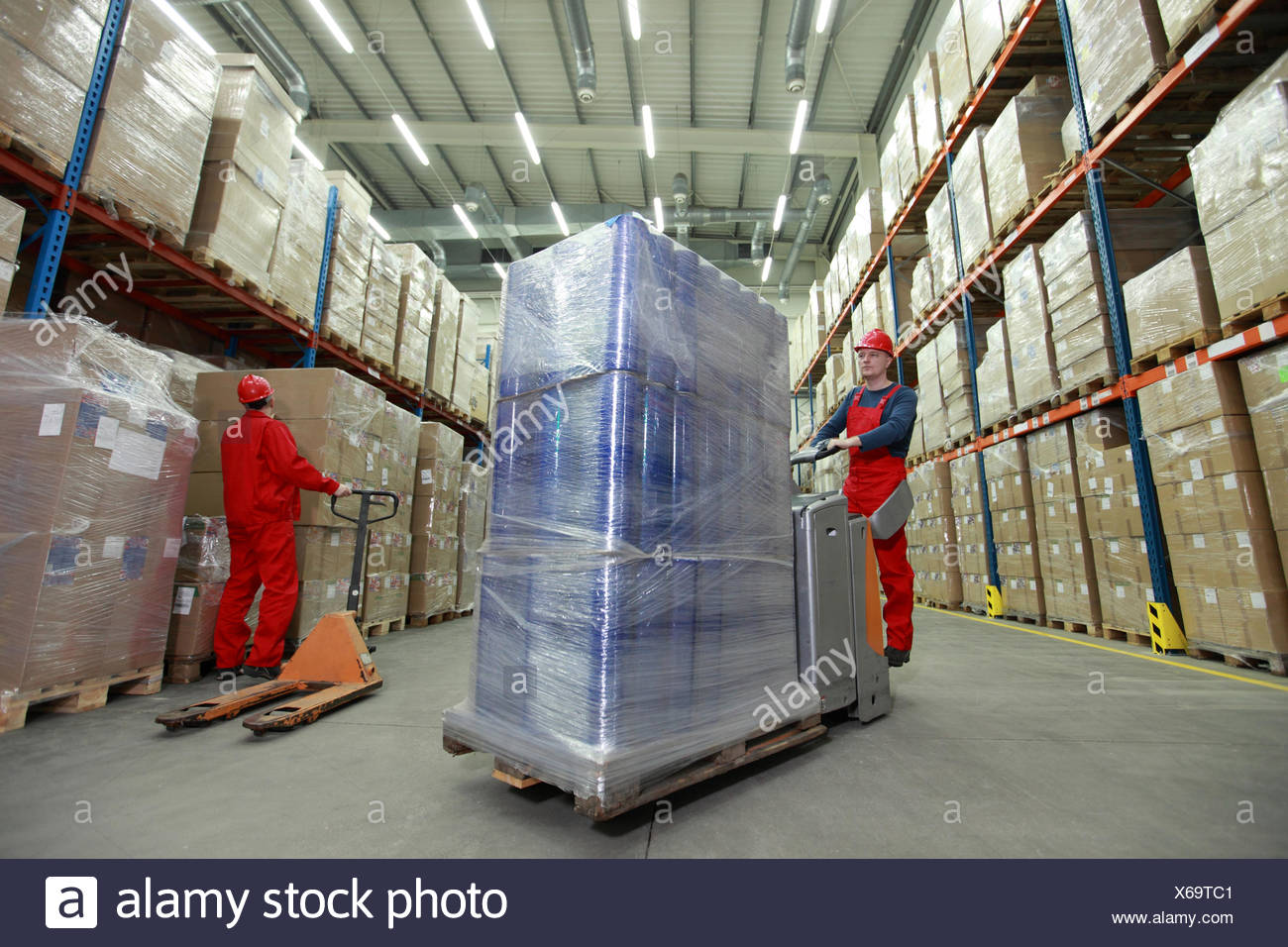 Warehouse Clerks High Resolution Stock Photography and Images Alamy