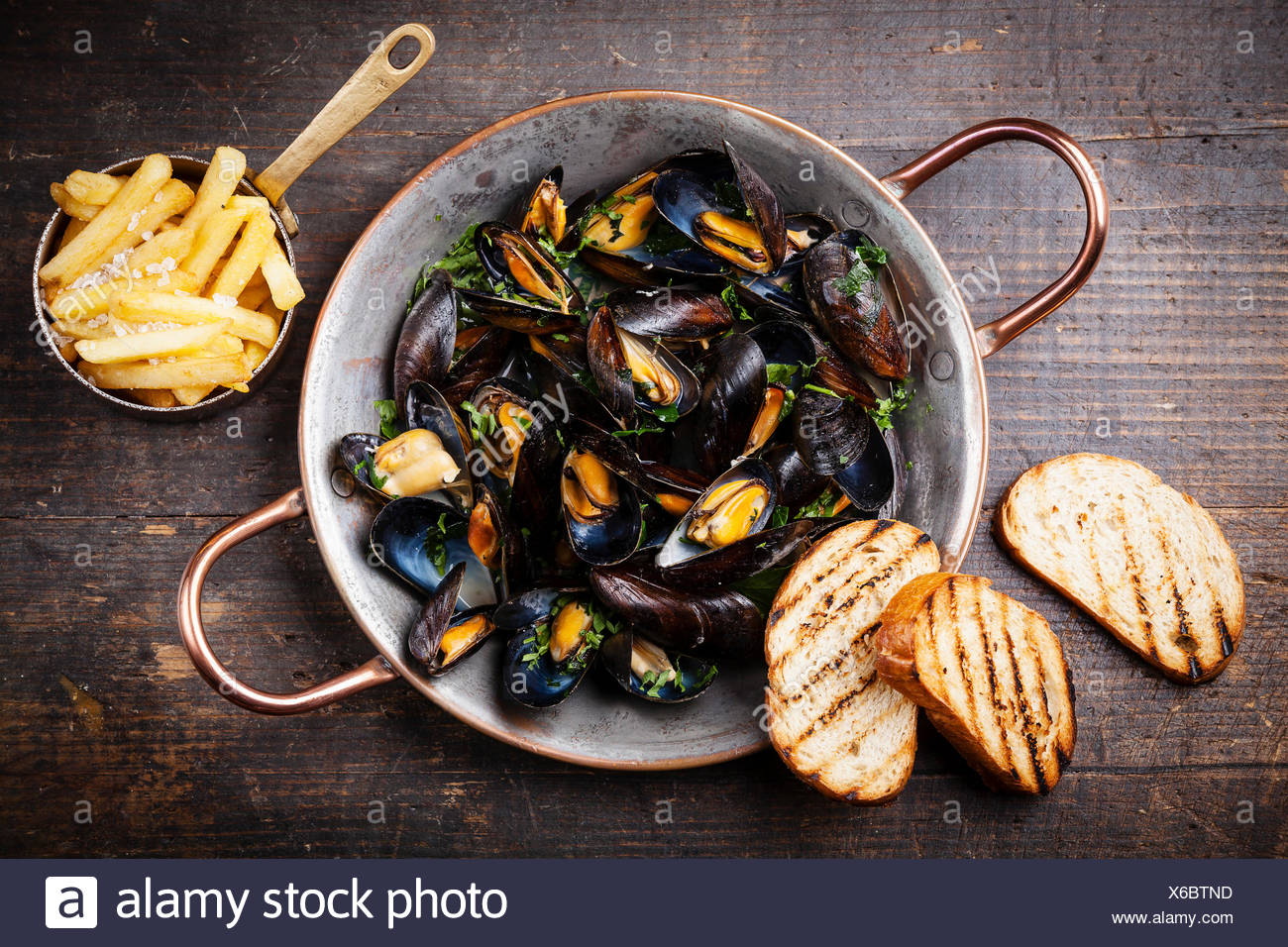 Mussels With Chips Stock Photos & Mussels With Chips Stock Images Alamy