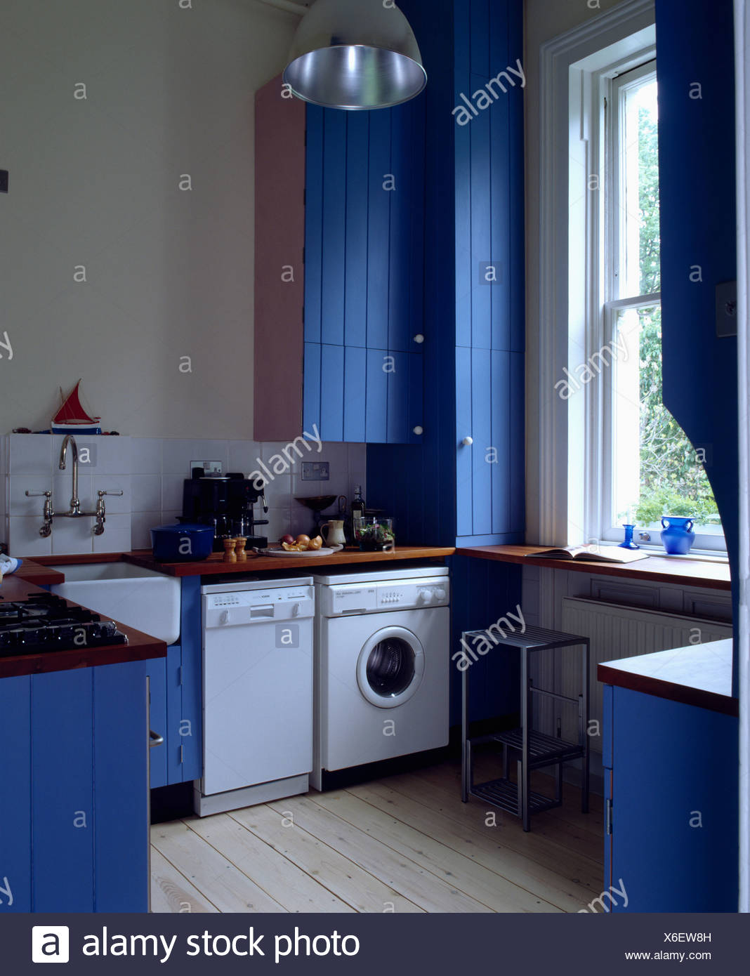 Freestanding Washing Machine And Dishwasher In Traditional Kitchen