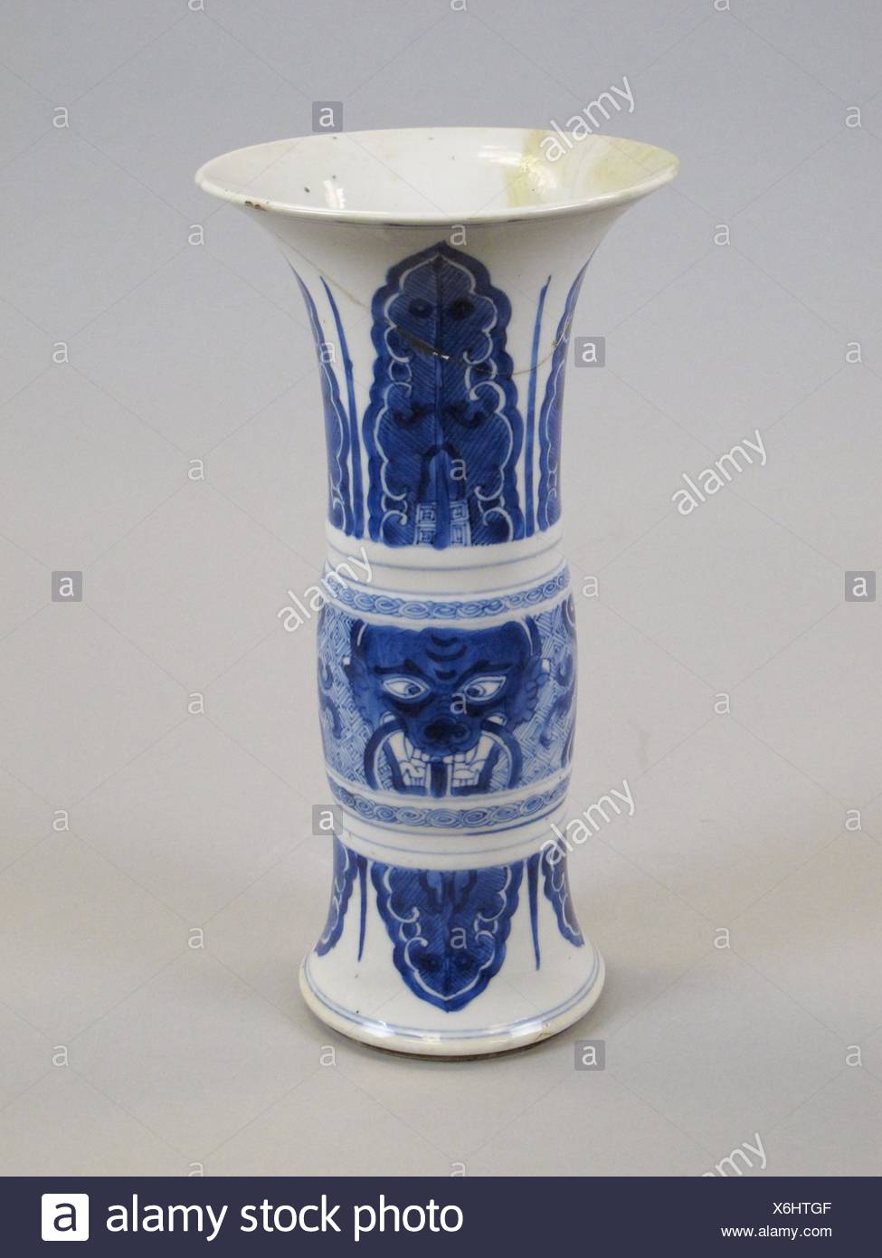 A pair of blue and white porcelain figures vases made in Kangxi in Qing Dynasty.