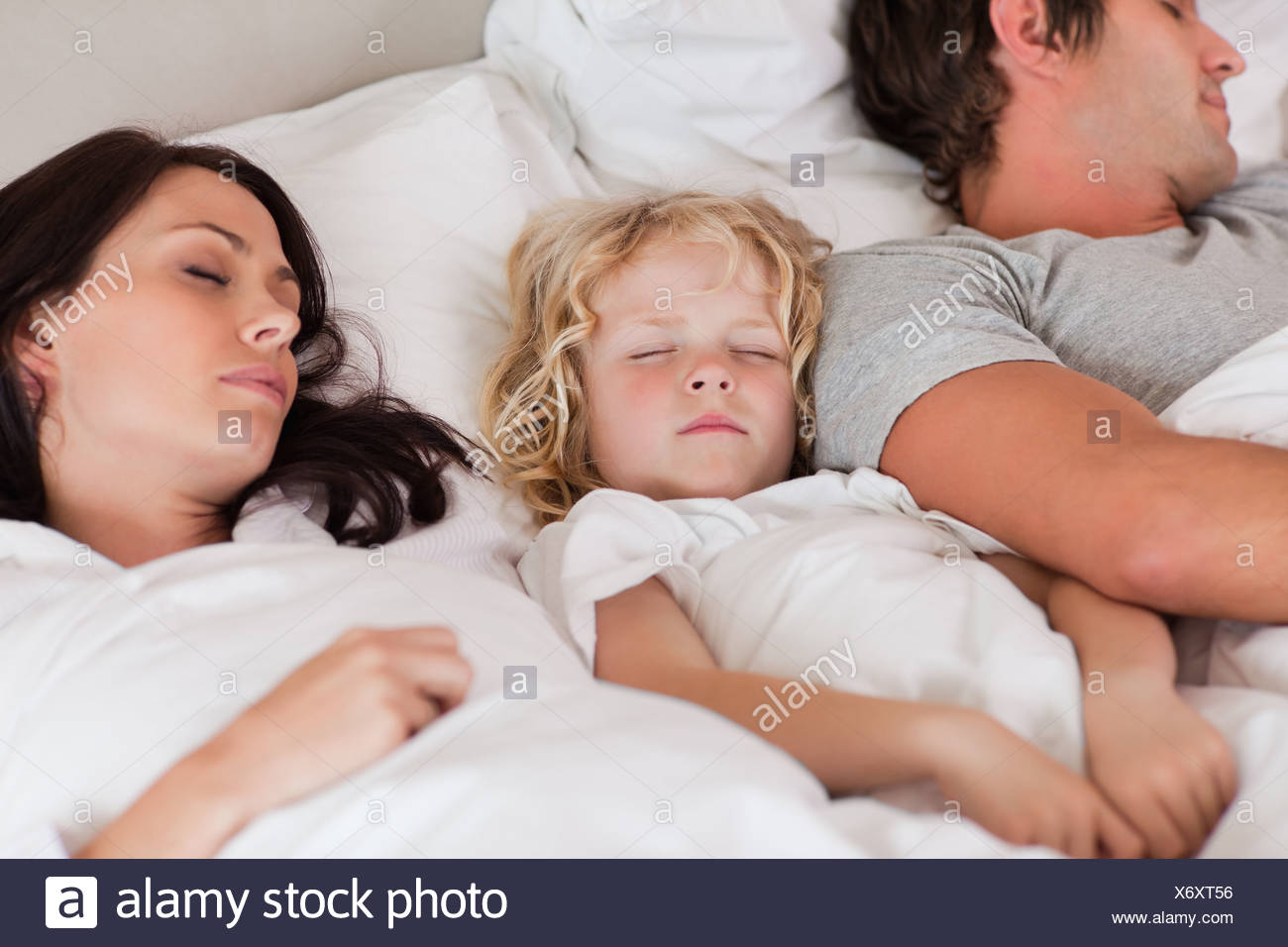 baby sleeping between parents